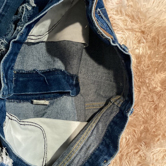 Lee - Picture 7 of 7